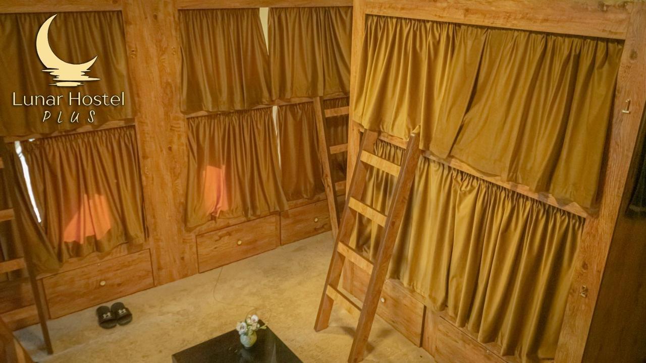 Lunar Hostel Plus Dubai Exteriör bild