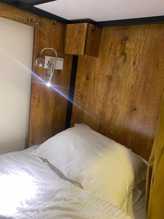Lunar Hostel Plus Dubai Exteriör bild