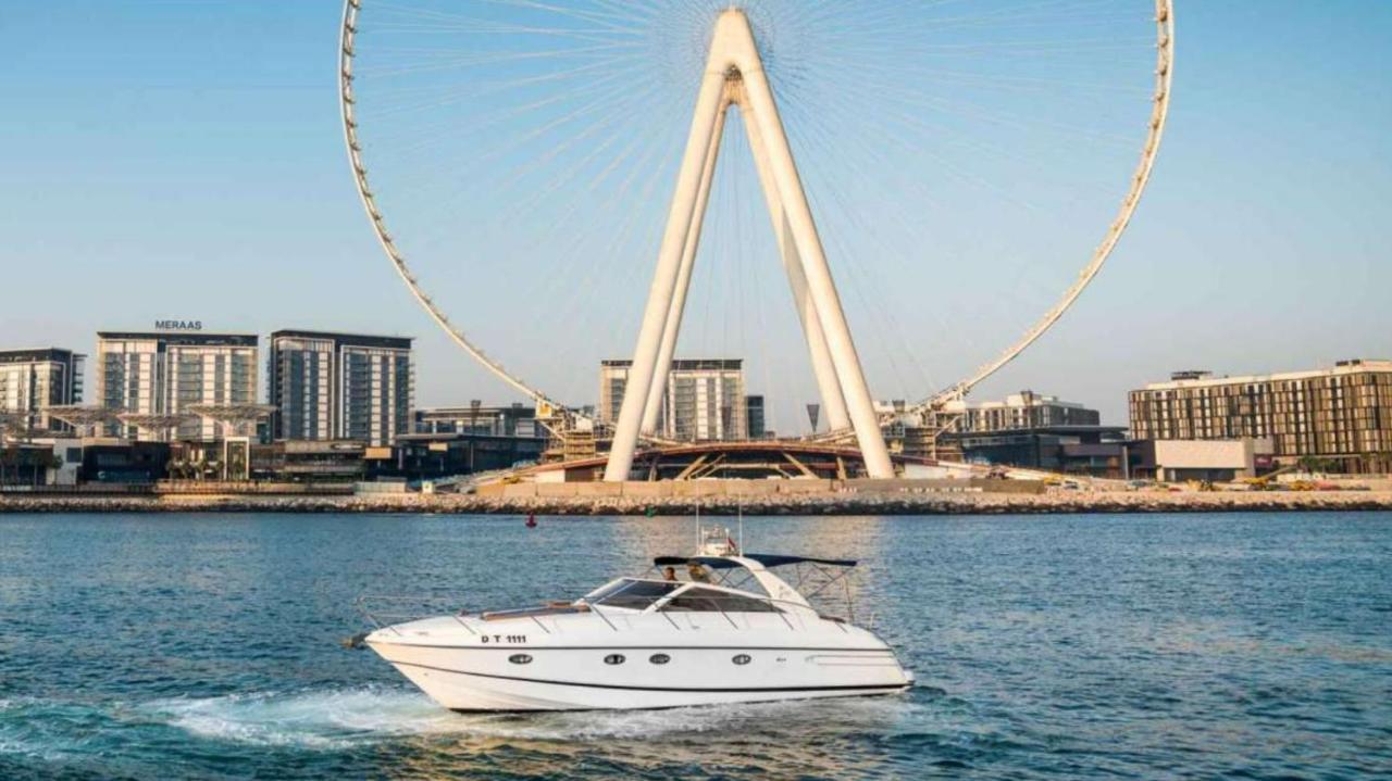 Lunar Hostel Plus Dubai Exteriör bild