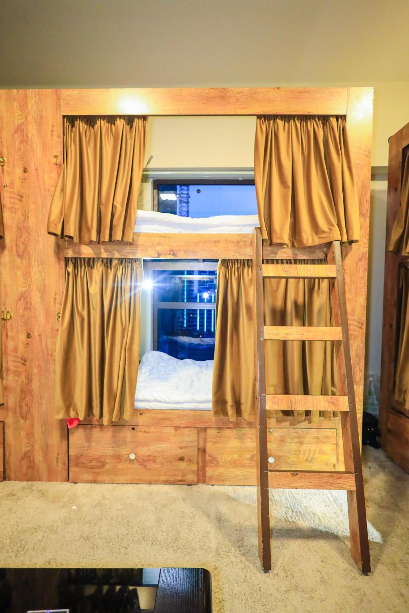Lunar Hostel Plus Dubai Exteriör bild