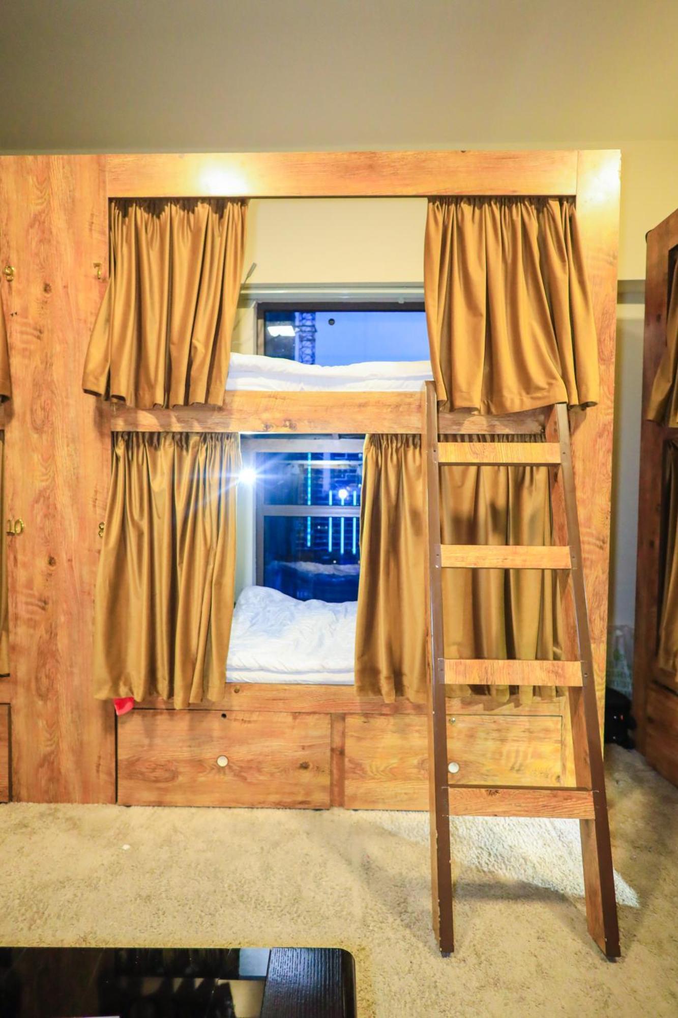 Lunar Hostel Plus Dubai Exteriör bild
